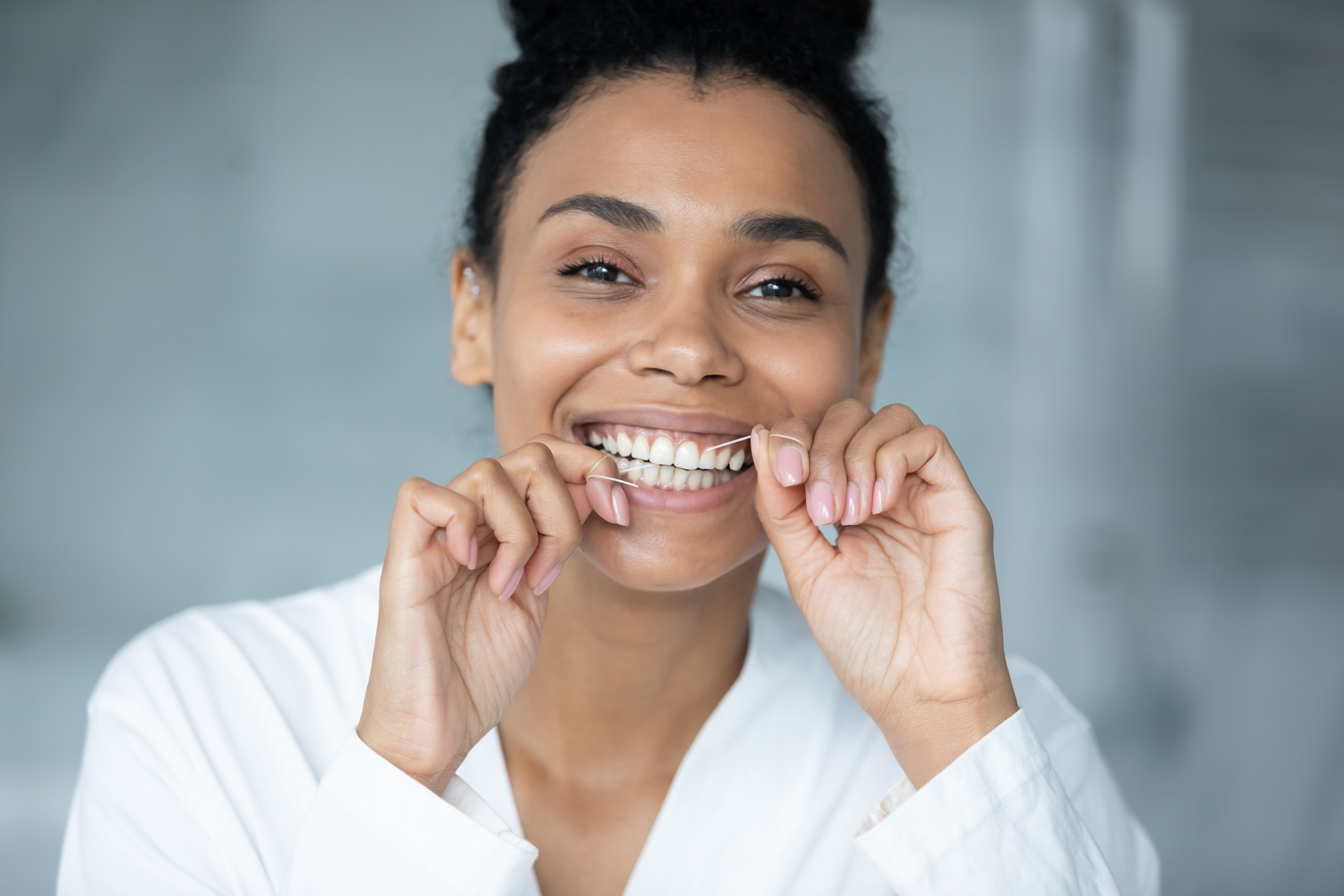 flossing teeth-min